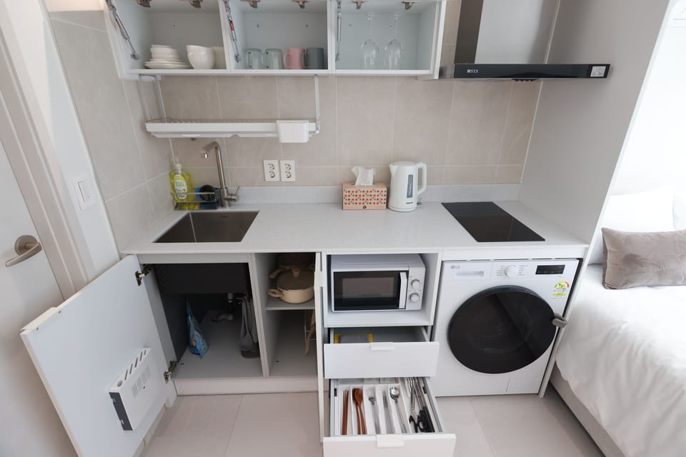 Standard Double Room, City View | Private kitchen | Full-size fridge, microwave, stovetop, cookware/dishes/utensils