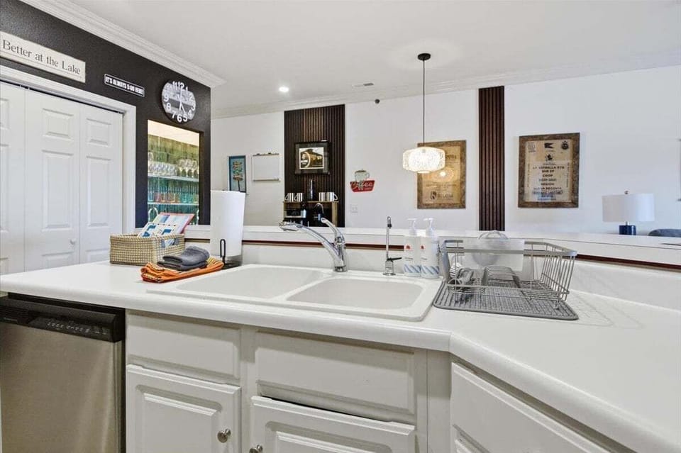 Modern Condo at 11mm in Sunrise w/ PWC & Boat Slip Apartment in Sunrise Beach