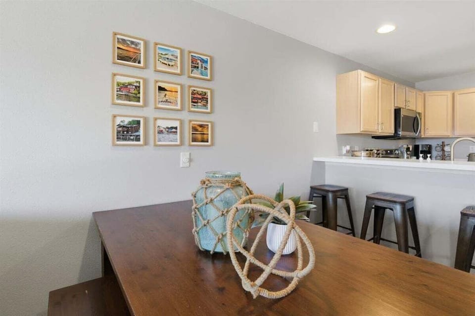 Condo, Multiple Beds, Patio (Martinis on the Ledge) | 2 bedrooms, individually decorated, individually furnished, bed sheets