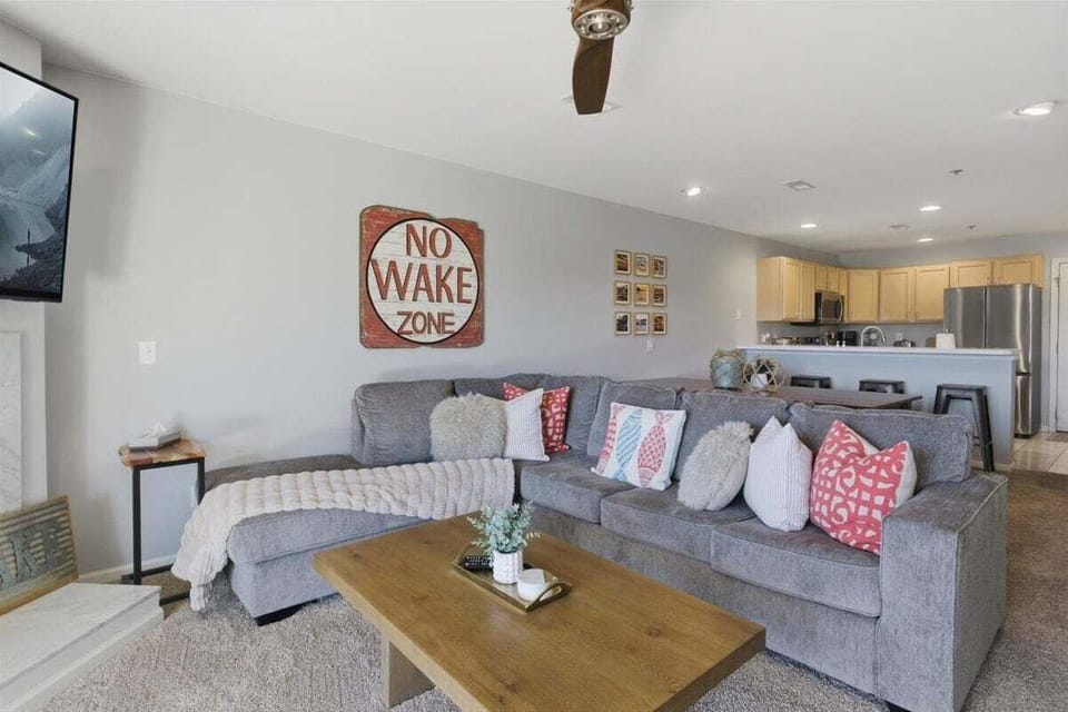 Condo, Multiple Beds, Patio (Martinis on the Ledge) | Living area