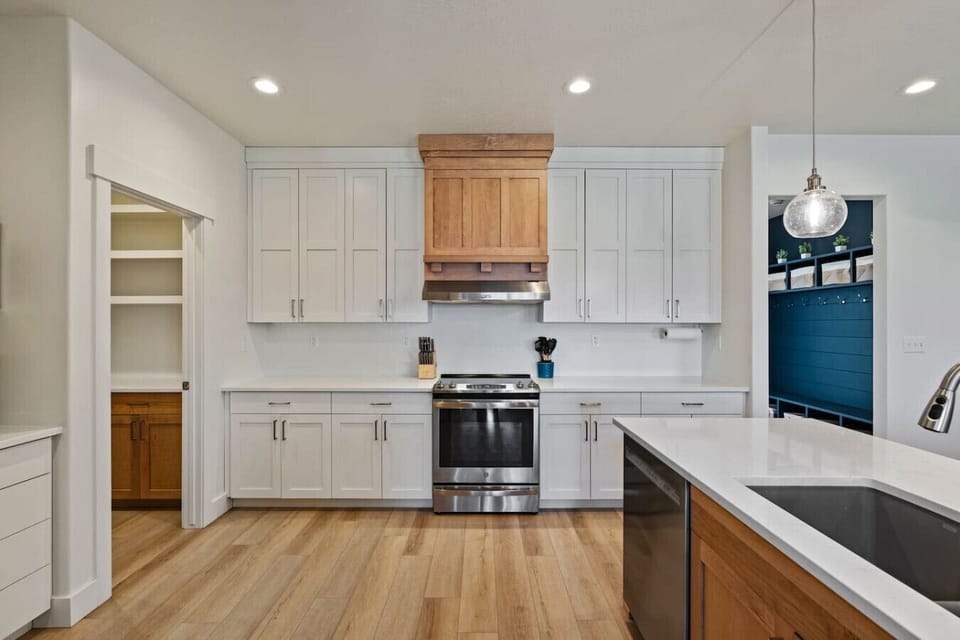 Full Kitchen (Main Floor)