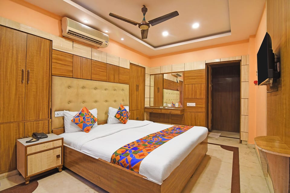 Egyptian cotton sheets, premium bedding, in-room safe, free WiFi