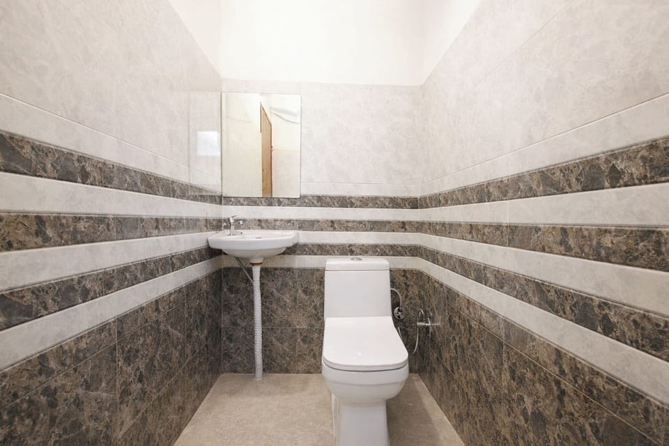 Shower, rainfall showerhead, free toiletries, towels