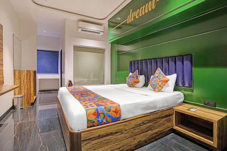 Egyptian cotton sheets, premium bedding, in-room safe, free WiFi