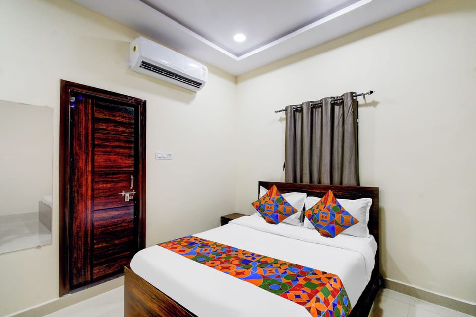 Egyptian cotton sheets, premium bedding, in-room safe, desk