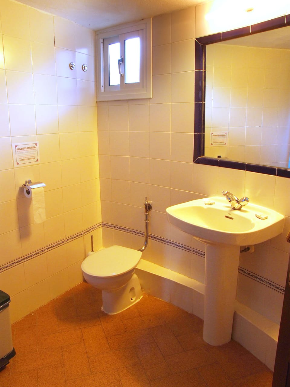 Cabin (10 pax) | Bathroom | Combined shower/tub, free toiletries, bidet, towels