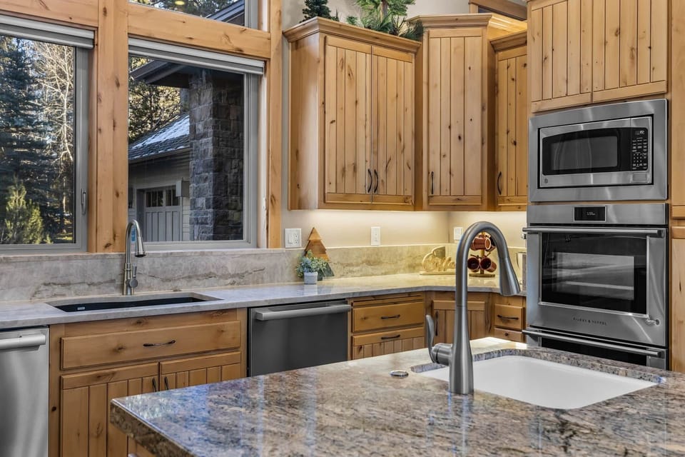 sunriver-vacation-rental-chef-kitchen.jpg