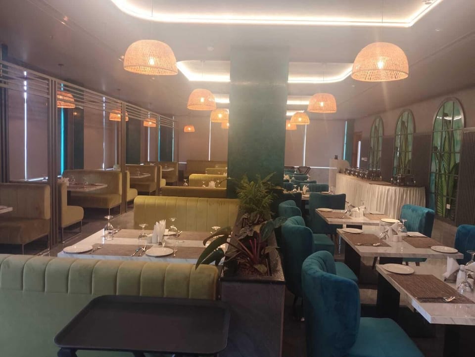 Deluxe Double Room | Dining