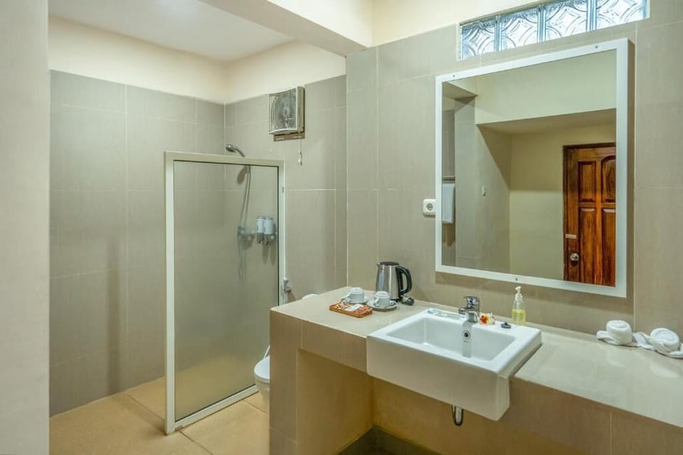 Deluxe Double Room, Balcony, Garden View | Bathroom | Shower, free toiletries, hair dryer, towels