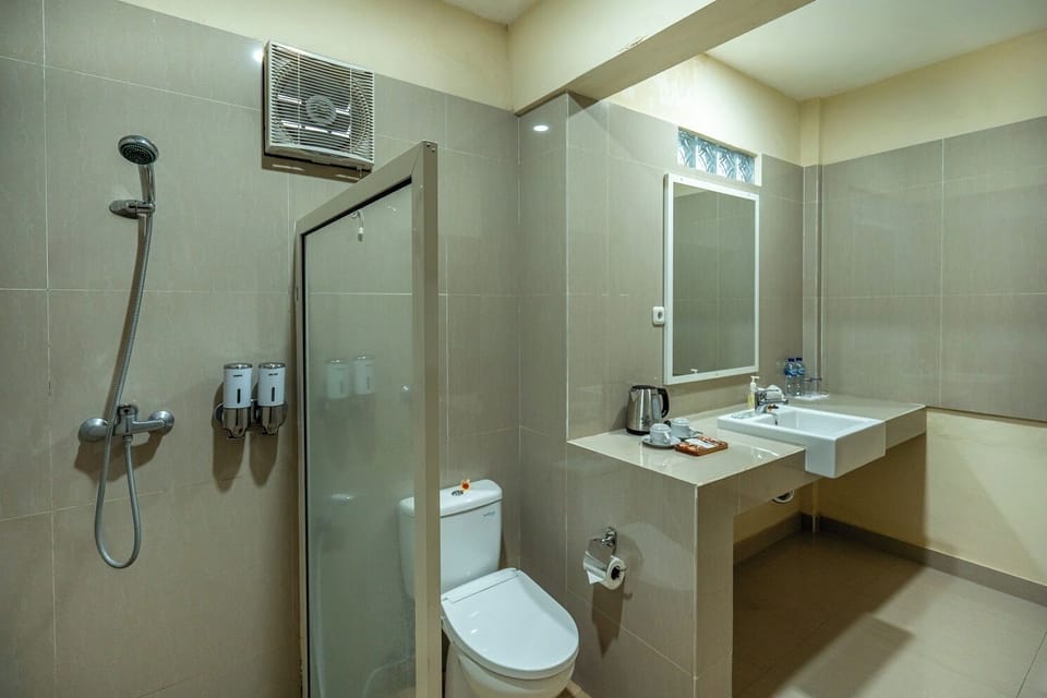 Deluxe Double Room, Balcony, Garden View | Bathroom | Shower, free toiletries, hair dryer, towels
