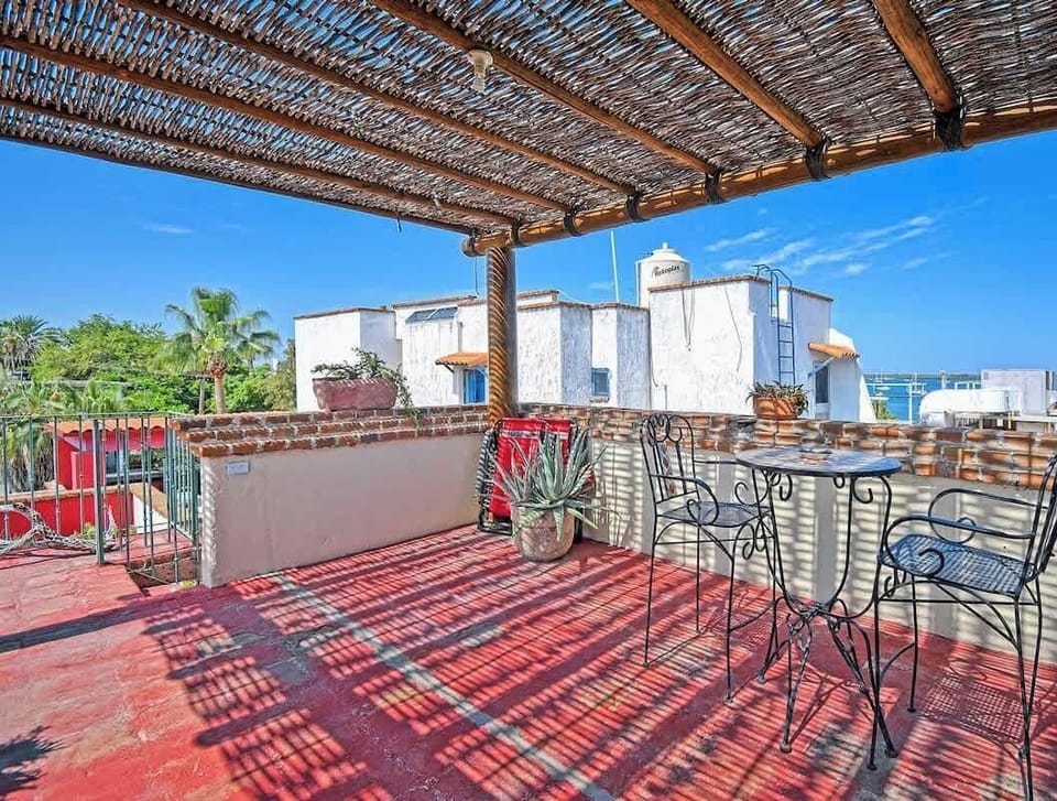 The rooftop: a perfect spot to eat, drink, and lounge!