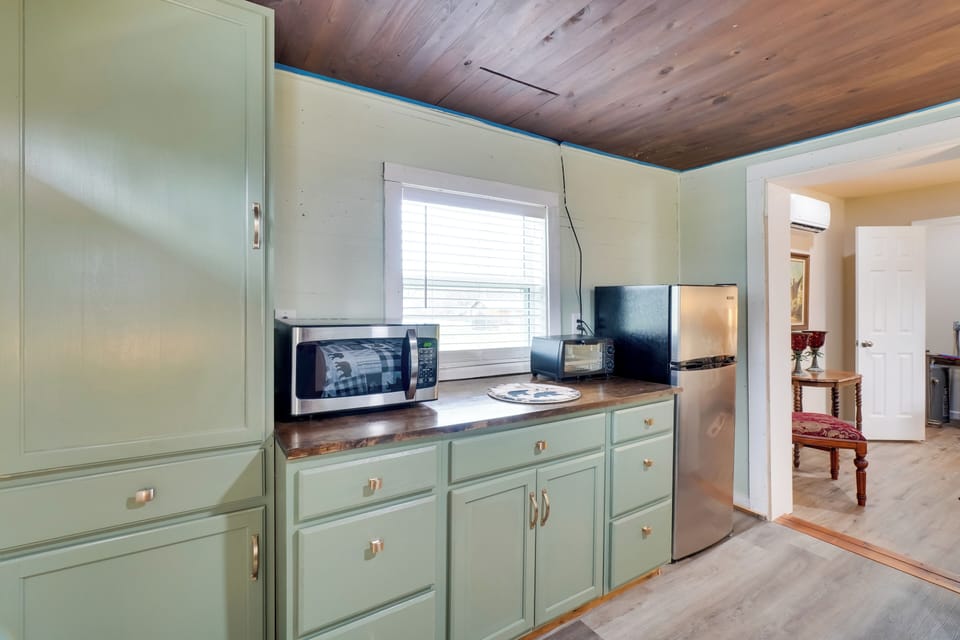 Kitchenette | Microwave | Single-Story Unit