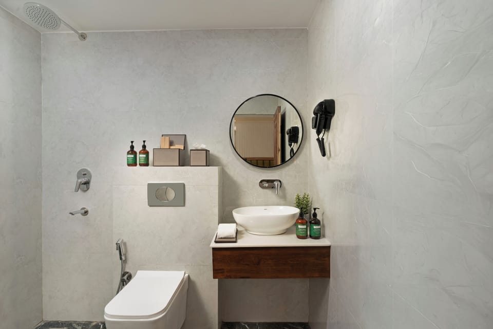 Classic Room | Bathroom | Free toiletries, hair dryer, towels, soap