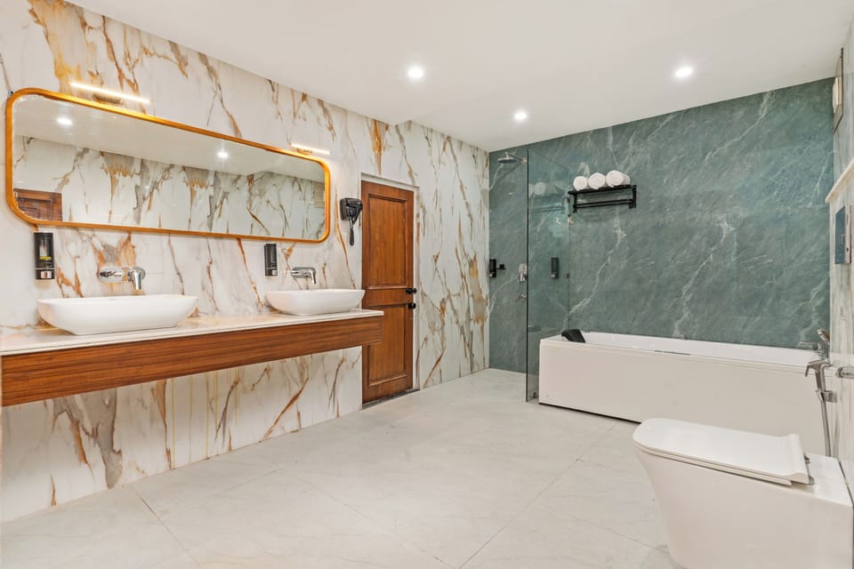 Suite with Ganga View | Bathroom | Free toiletries, hair dryer, towels, soap