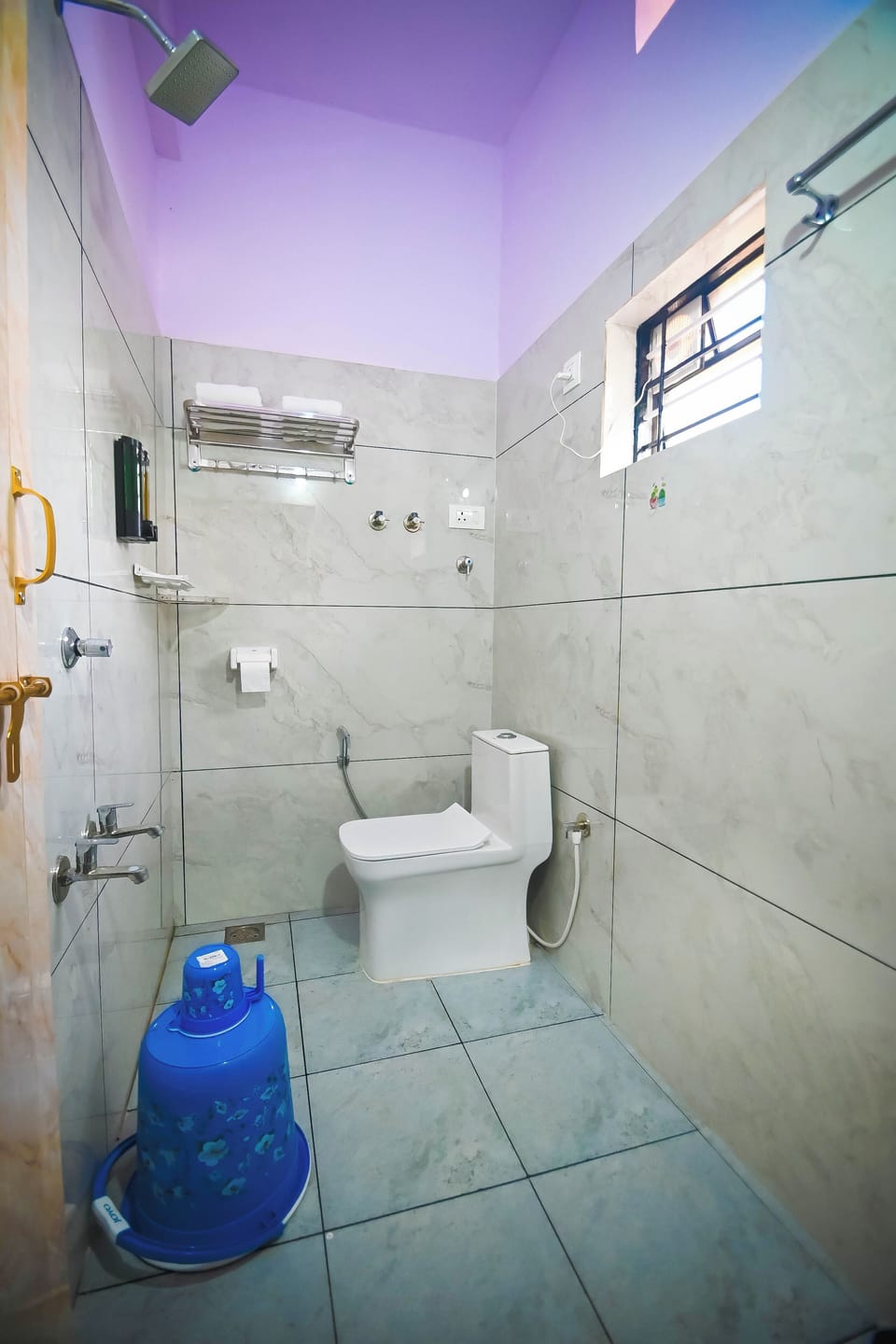 Deluxe King Room | Bathroom | Combined shower/tub, free toiletries, towels, soap