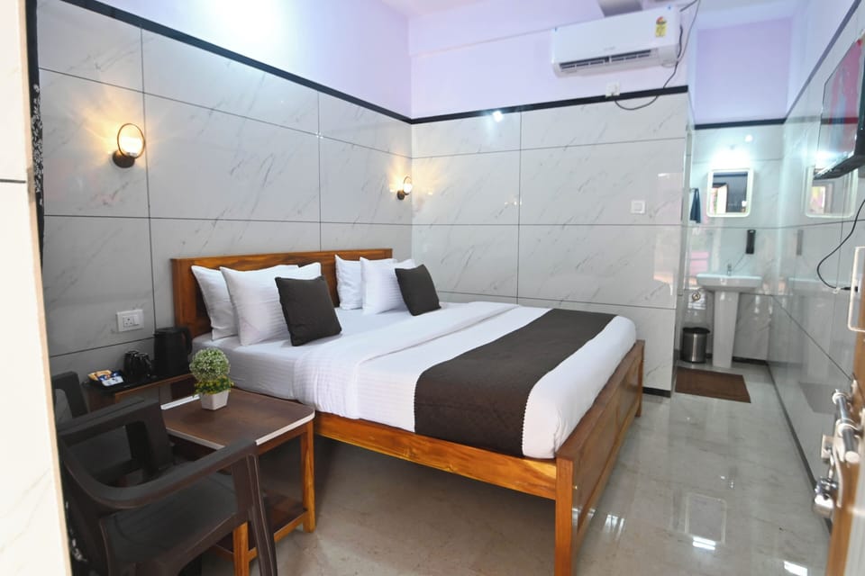 Deluxe King Room | Desk, free WiFi