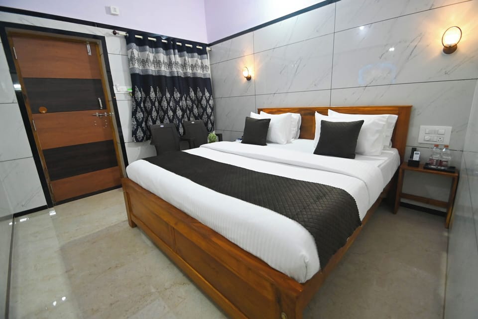 Deluxe King Room | Desk, free WiFi