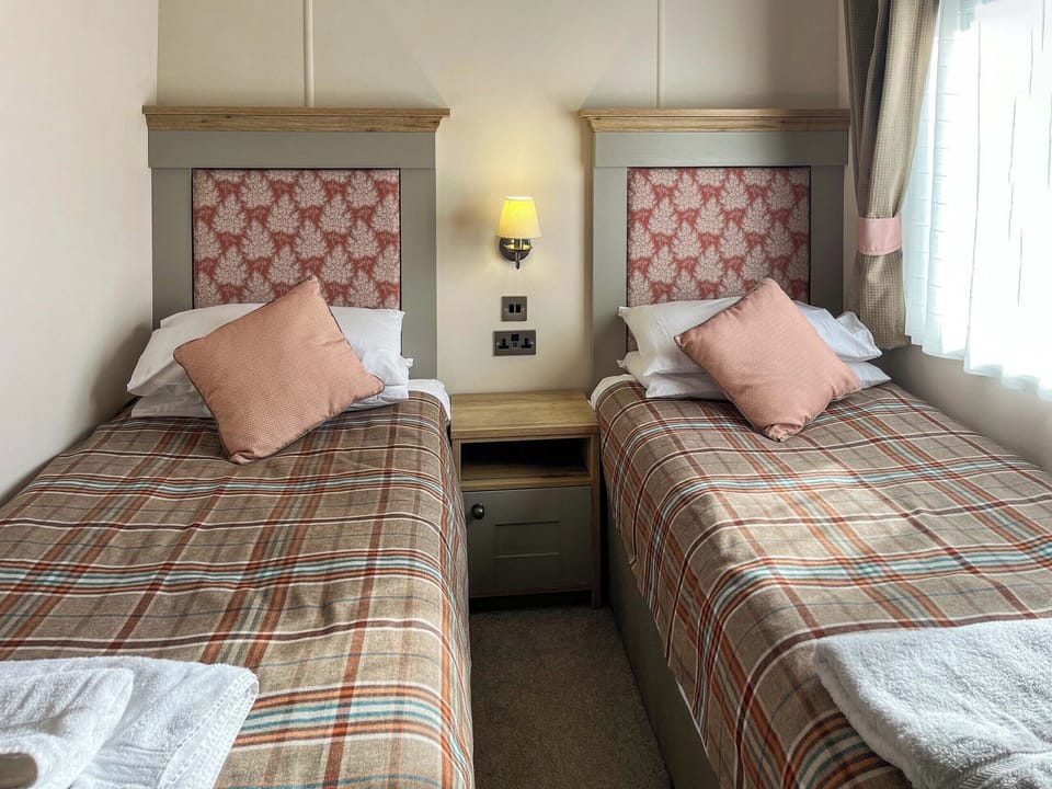 Twin bedroom | Lodge 28, Bodinnick