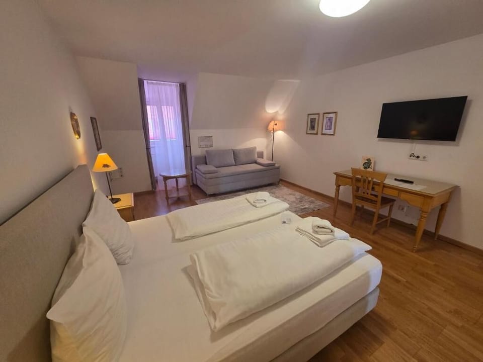 Quadruple Room | Premium bedding, desk, laptop workspace, free cribs/infant beds