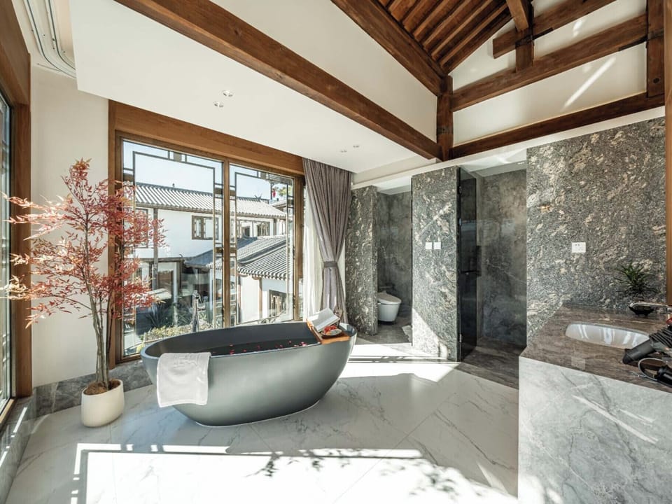 Luxury Double Room, City View | Bathroom | Free toiletries, hair dryer, bathrobes, towels