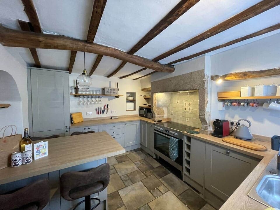 Full Kitchen with Big Oven and Tea and Coffee Facilities