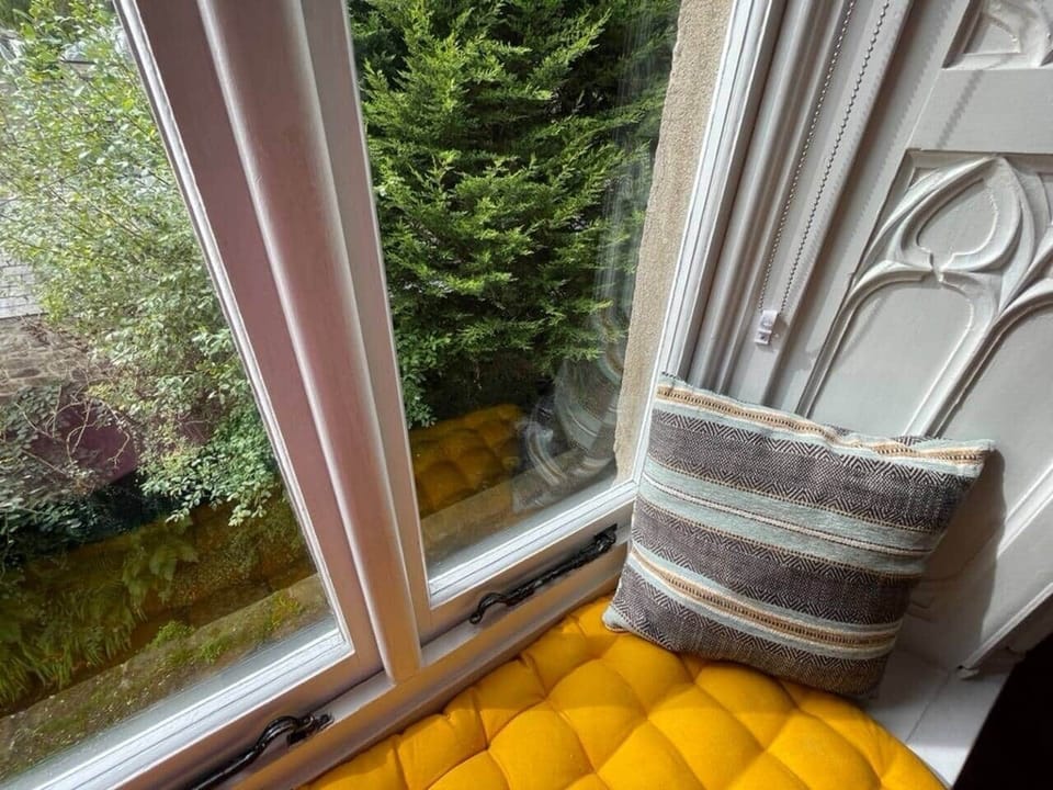 Original Featured Window Seat 