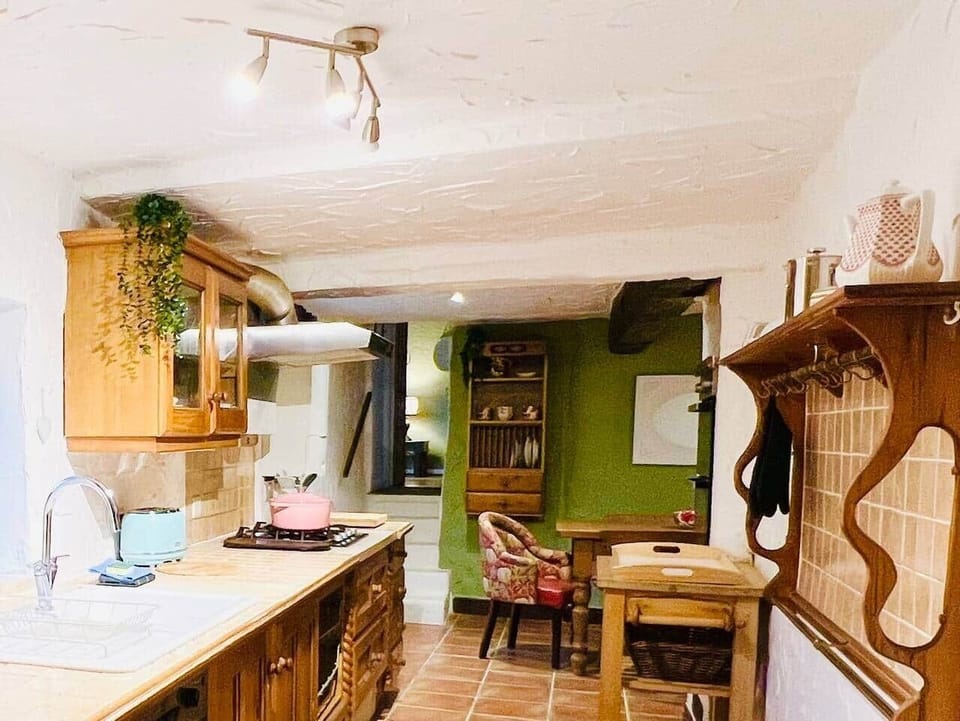 Dining for 6 at the end of the kitchen, sociable and comfortable