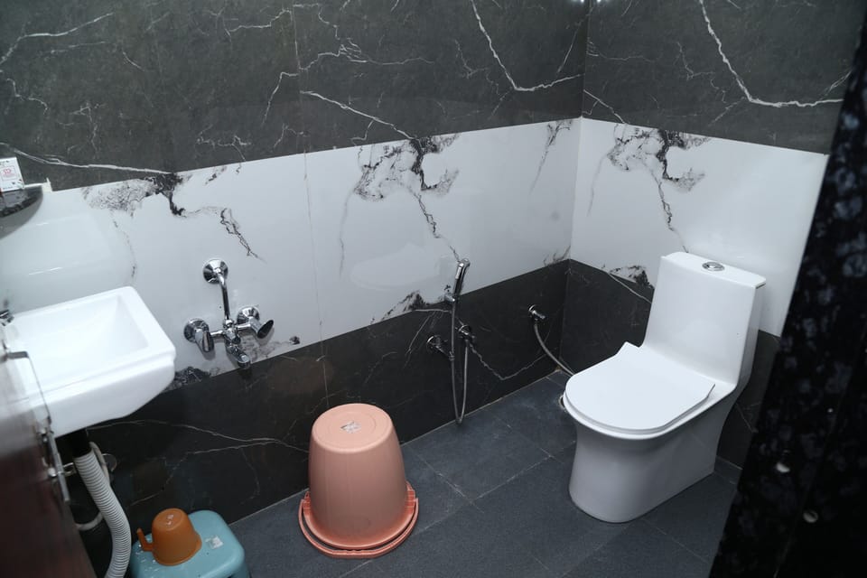 Superior Studio | Bathroom | Towels, soap, shampoo, toilet paper