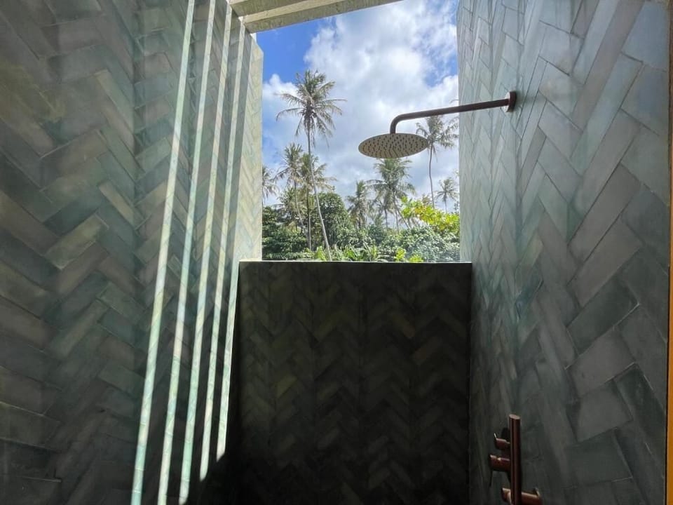 Twin Room, 2 Twin Beds, Non Smoking, Ocean View | Bathroom | Shower, free toiletries, hair dryer (on request), towels