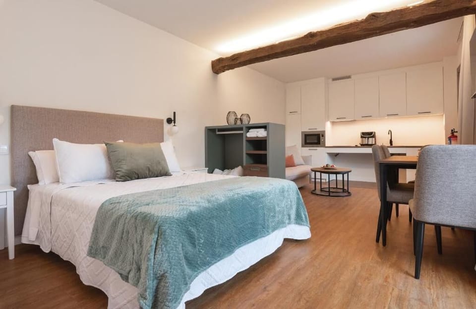 Studio, Mountain View | Blackout drapes, soundproofing, iron/ironing board, free WiFi