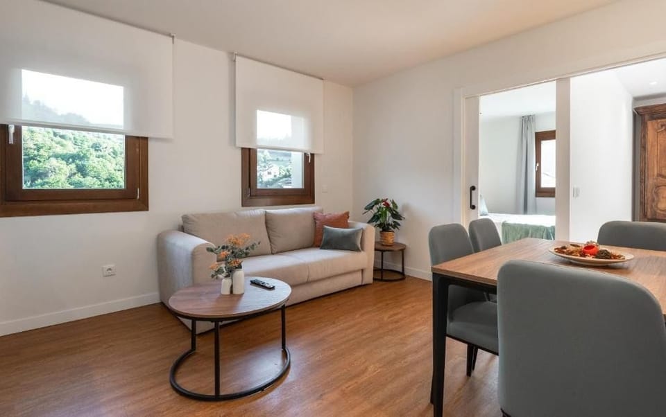 Apartment, 2 Bedrooms, Mountain View | Dining