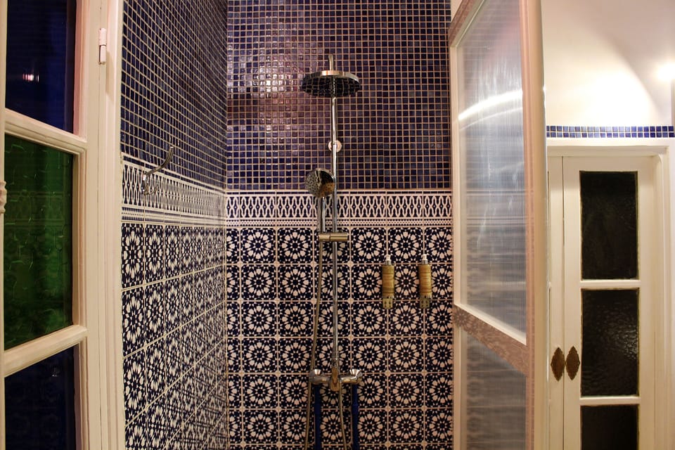 Comfort Double Room, 1 Queen Bed | Bathroom | Shower, rainfall showerhead, free toiletries, hair dryer
