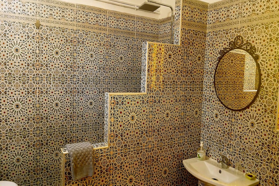 Comfort Triple Room | Bathroom | Shower, rainfall showerhead, free toiletries, hair dryer