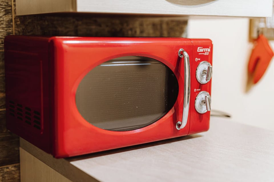 Deluxe Apartment, Courtyard View | Microwave