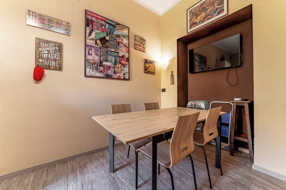 Deluxe Apartment, Courtyard View | Dining