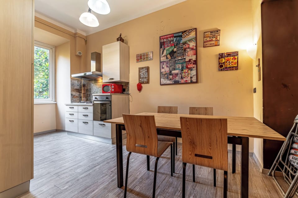 Deluxe Apartment, Courtyard View | Dining