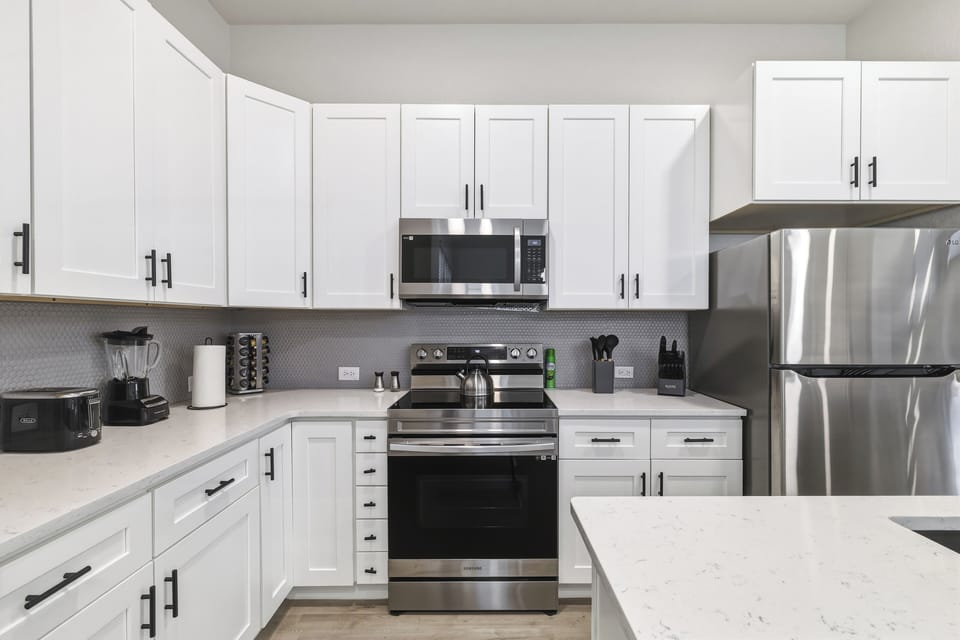 Fully equipped kitchen with high quality granite countertop.
