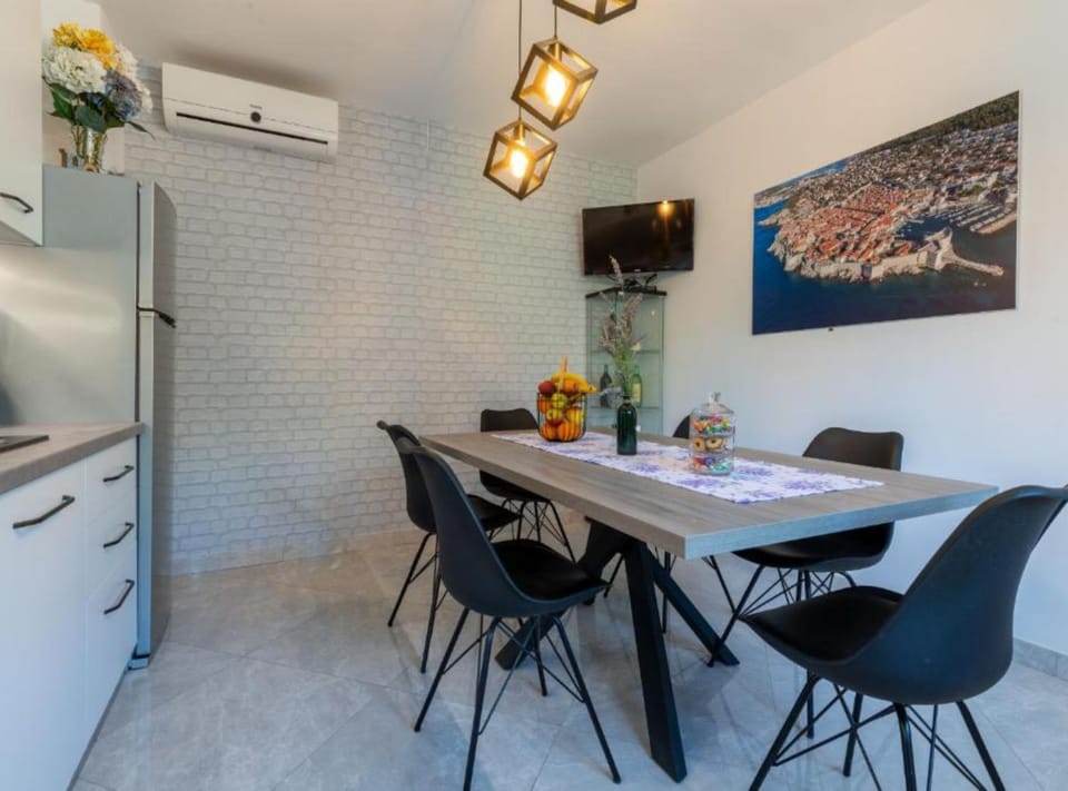 Villa (Three Bedroom Villa with Swimming Poo) | Dining room