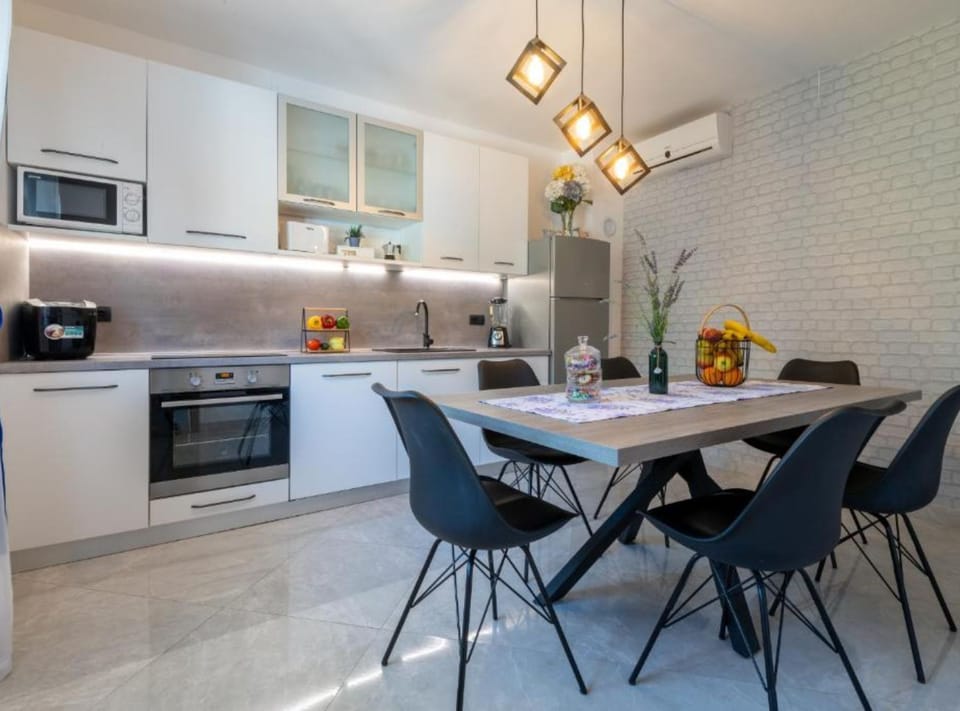 Villa (Three Bedroom Villa with Swimming Poo) | Dining room