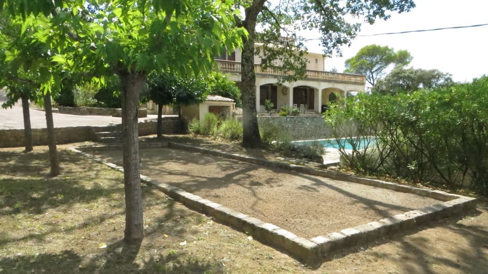 Boules court