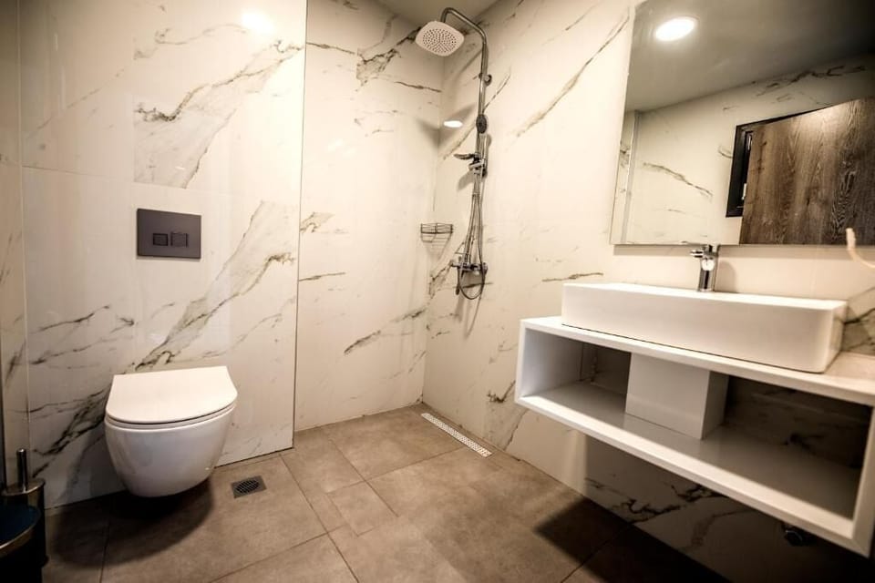 Deluxe Double Room, Pool View | Bathroom