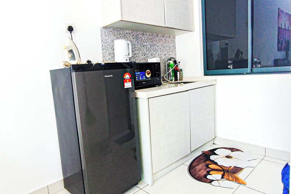 Deluxe Studio, City View | Private kitchen | Fridge, stovetop, cookware/dishes/utensils