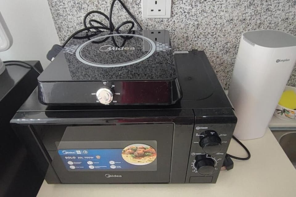 Deluxe Studio, City View | Microwave