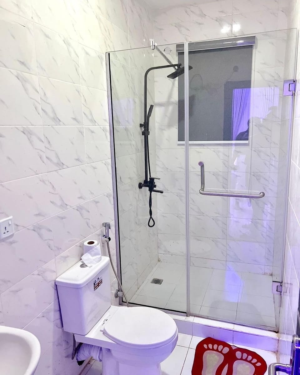 Comfort Apartment, 1 Bedroom, Balcony, City View | Bathroom | Towels, soap, shampoo, toilet paper