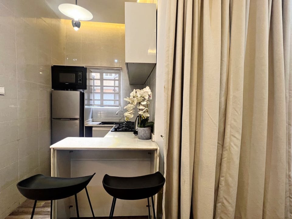 Full-size fridge, microwave, oven, cookware/dishes/utensils