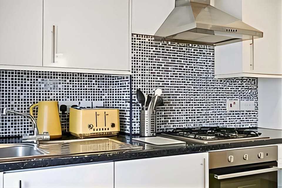 Family Apartment | Private kitchen | Toaster, cleaning supplies