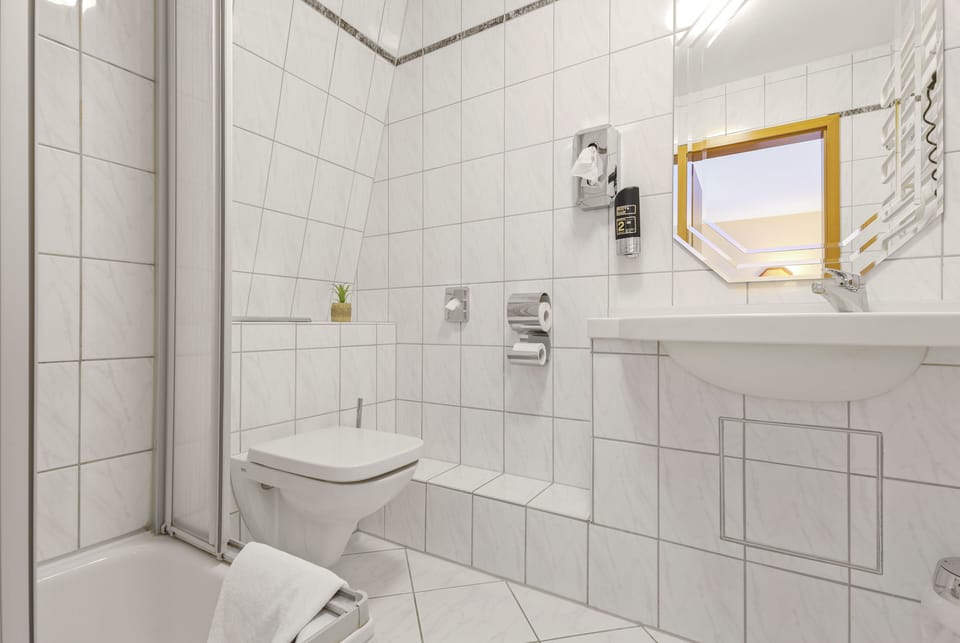 Comfort Double or Twin Room, City View | Bathroom | Shower, hair dryer, towels, soap