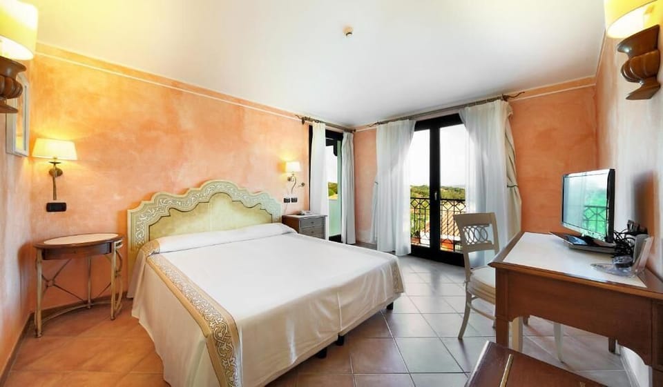 In-room safe, wheelchair access