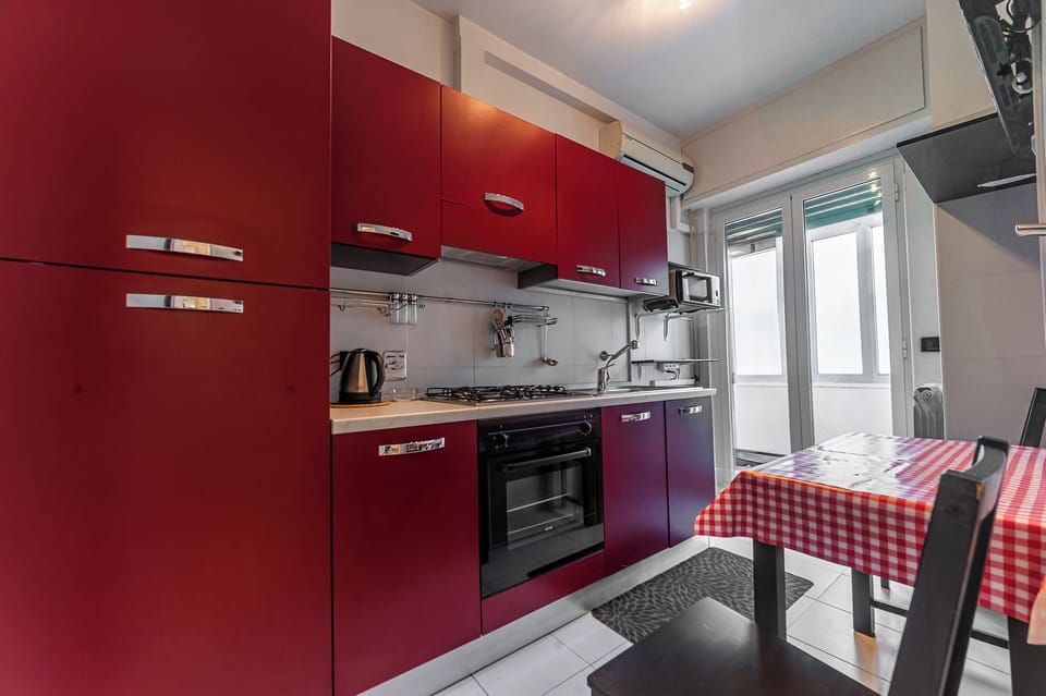 Deluxe Condo | Private kitchen | Fridge, microwave, oven, stovetop