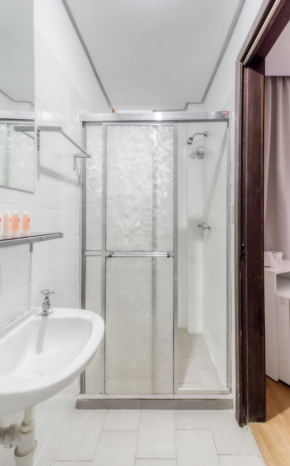 Twin Room | Bathroom | Shower, free toiletries, hair dryer, towels